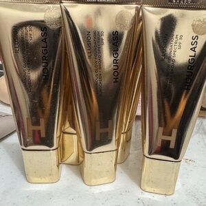 Hourglass Illusion Hyaluronic Skin Tint - Gold
